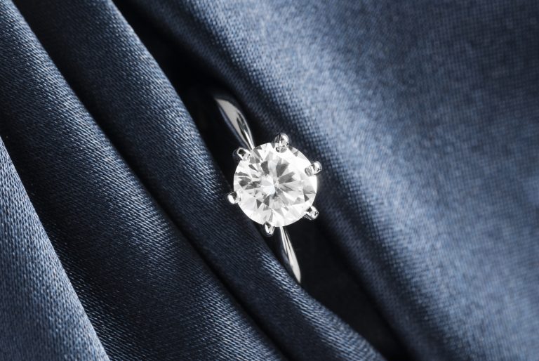 beautiful-engagement-ring-with-diamonds (1)