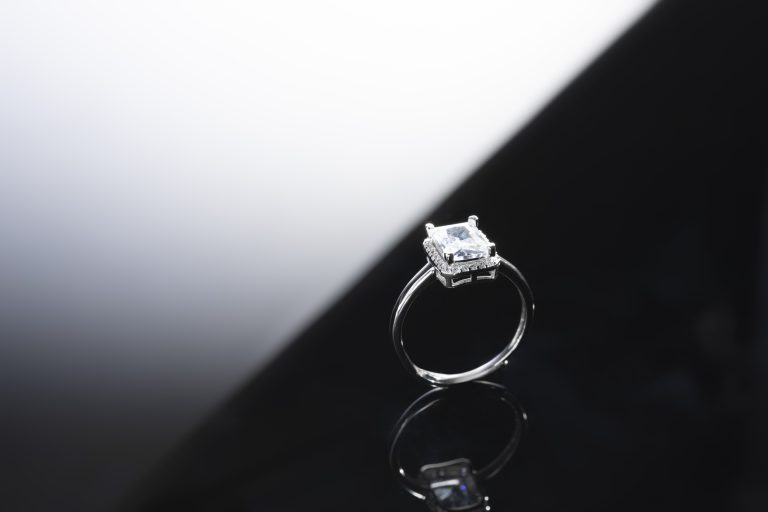 beautiful-engagement-ring-with-diamonds (2)